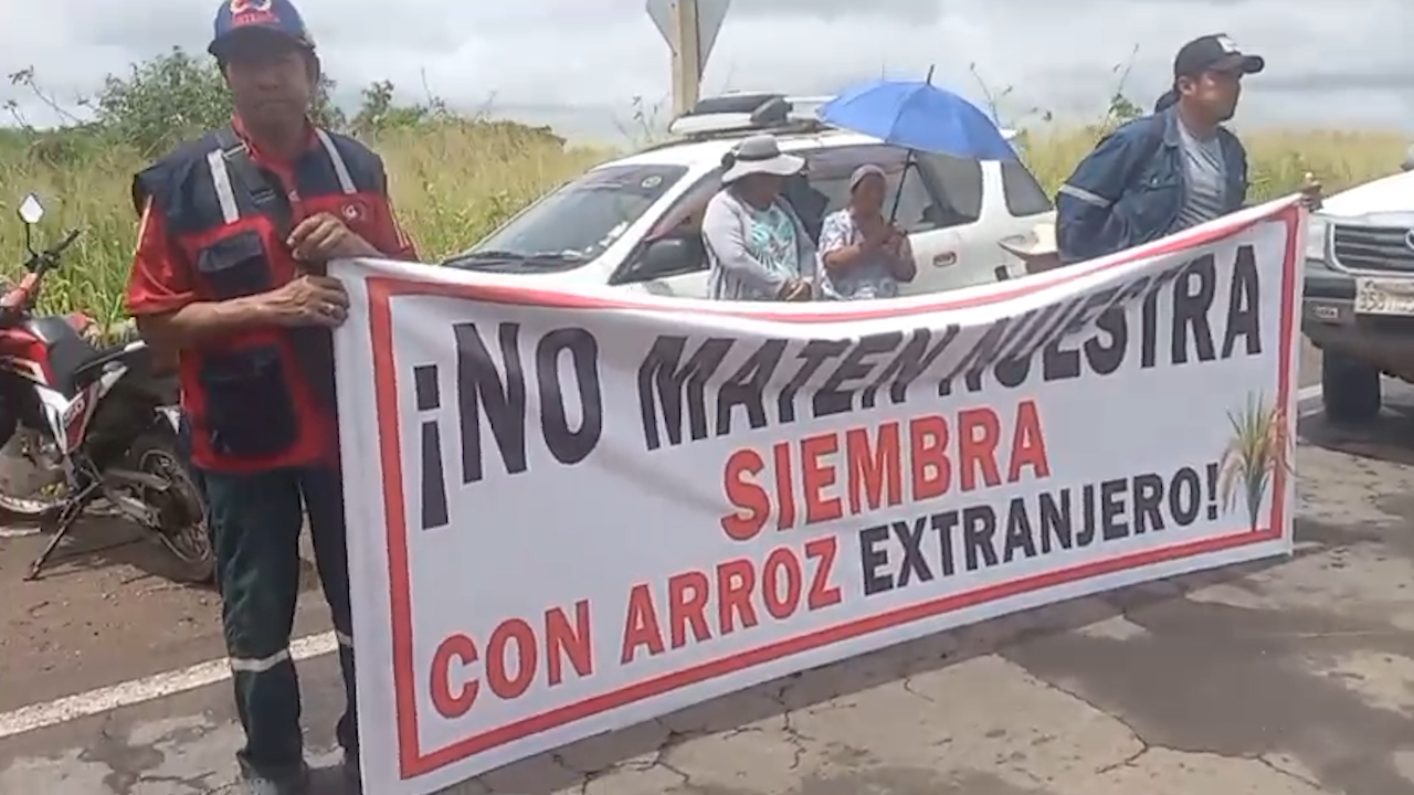 Arroceros levantan bloqueo en el Norte Integrado y dan 7 días al Gobierno para frenar el contrabando BLOQUE CBBA 13 OCT.00 27 07 24.Imagen fija129