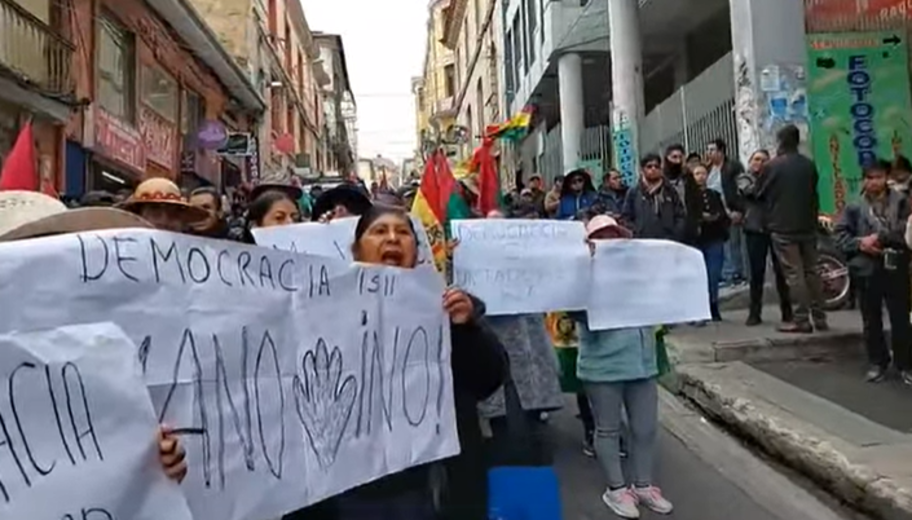 Simpatizantes de Yahuasi instalan vigilia en el TDJ de la La Paz durante audiencia virtual Captura de pantalla 2026 04 16 103832
