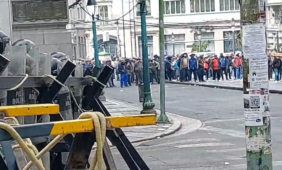 Policía gasifica a sectores movilizados que otra vez intentan ingresar a plaza Murillo Captura de pantalla 2026 05 22 132205