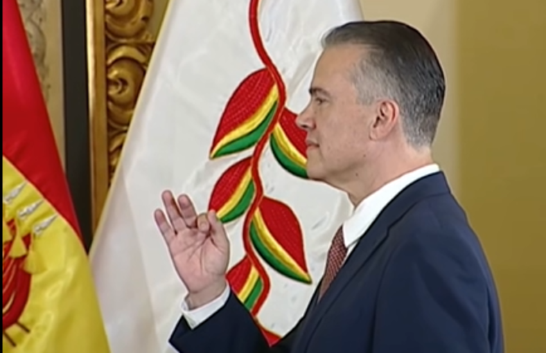 Presidente Paz posesiona a Ernesto Justiniano como nuevo ministro de Defensa Captura de pantalla 2026 06 03 123553