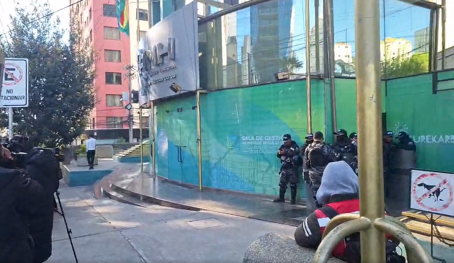 Con resguardo policial, comisión ministerial llega a oficinas de la ANH para iniciar intervención Captura de pantalla 2026 09 03 093713