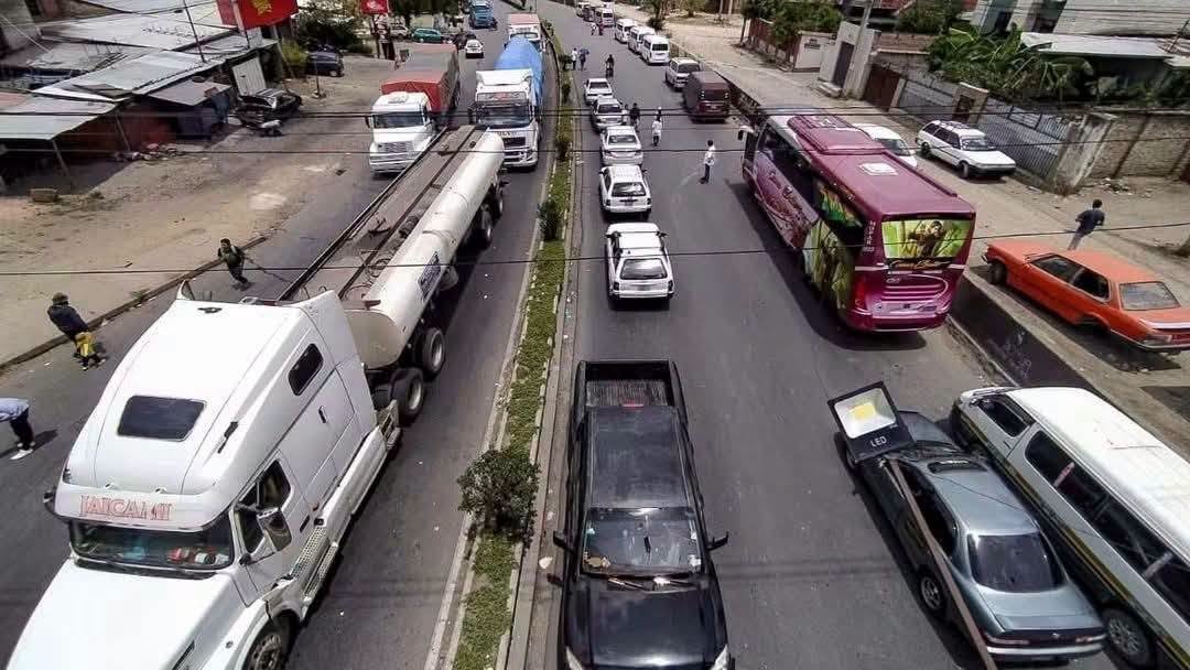 Paro del transporte es parcial y Gobierno augura solución al conflicto por alza del diésel Circulacion de vehiculos
