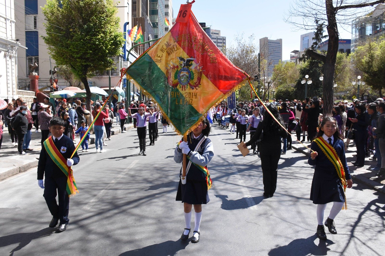 Estudiantes llenan las calles con desfiles cívicos por los 201 años de Bolivia DESFILE FIESTAS PATRIAS APG