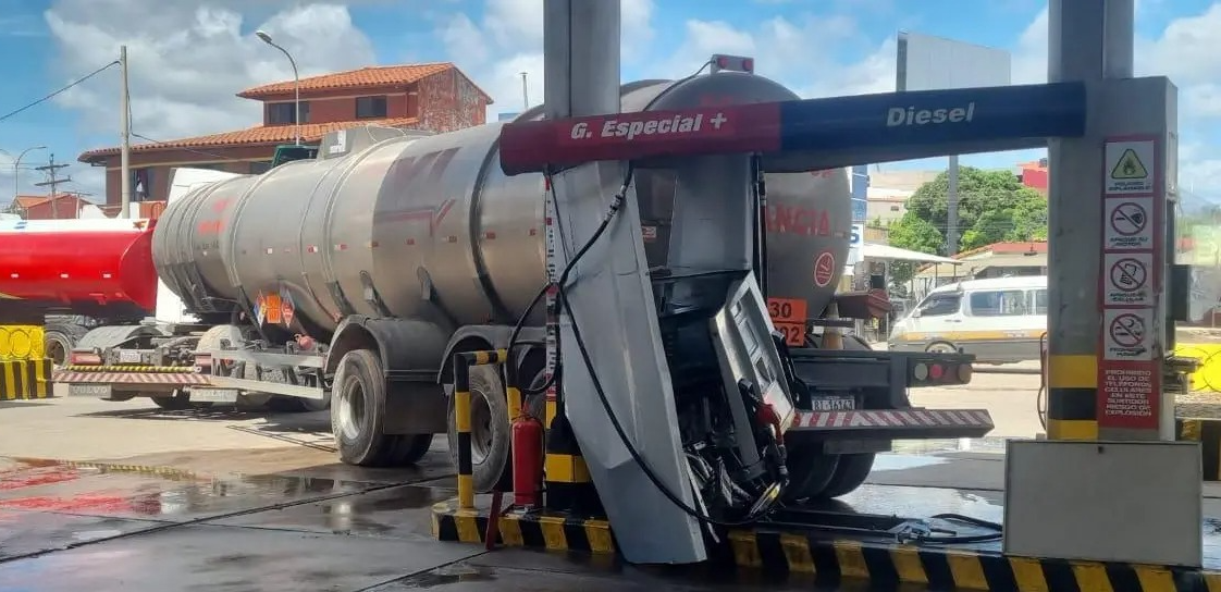 Cisterna derrama combustible tras chocar contra la bomba de un surtidor en Santa Cruz DeWatermark.ai 1743797760531 e1743797848154