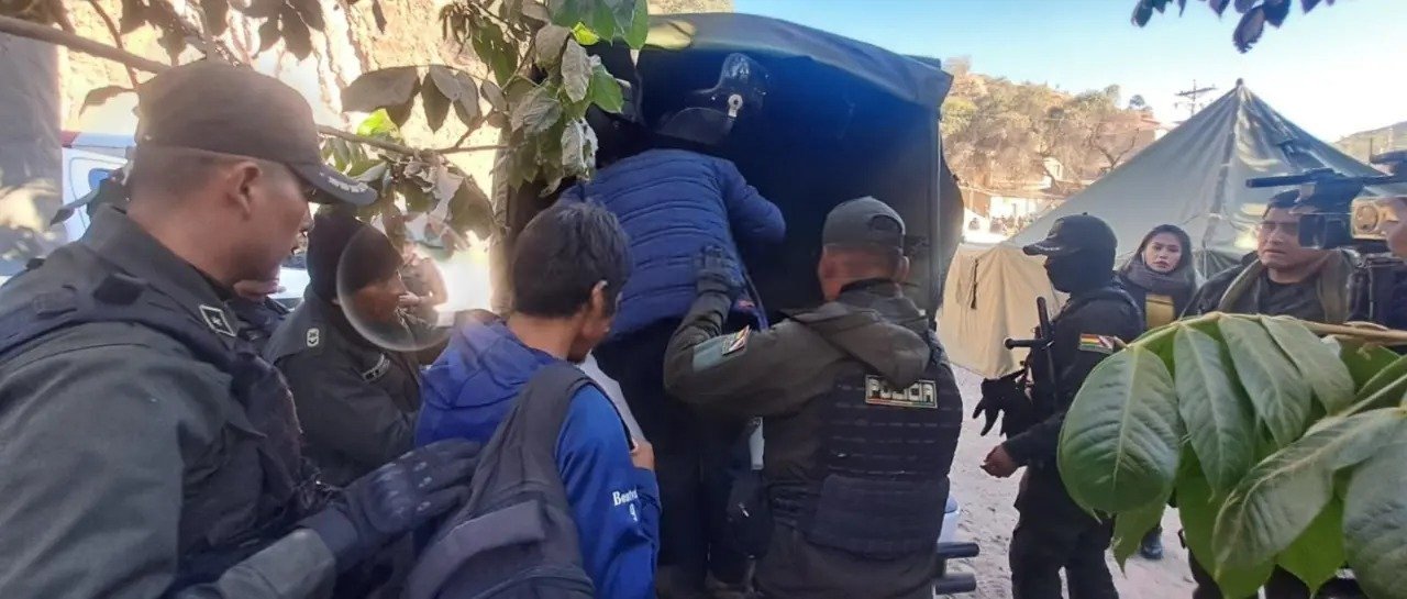 Cochabamba: Policía arresta a dos hombres en un control en Parotani DeWatermark.ai 1749482279126