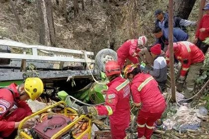 Mamá y su bebé fallecen tras caída de un bus a un barranco en la ruta Cochabamba–Santa Cruz DeWatermark.ai 1756949620963