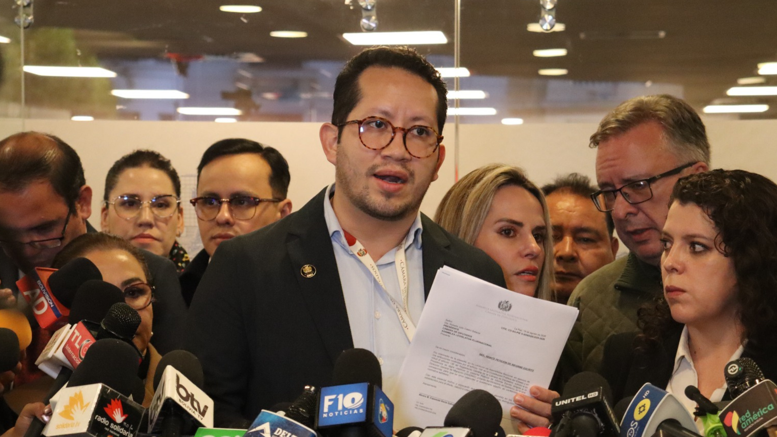Bancada de Unidad pedirá informe a Migración sobre estadía de Cerimedo en el país y plantea comisión de investigación Diseno sin titulo 2026 08 19T140537.394