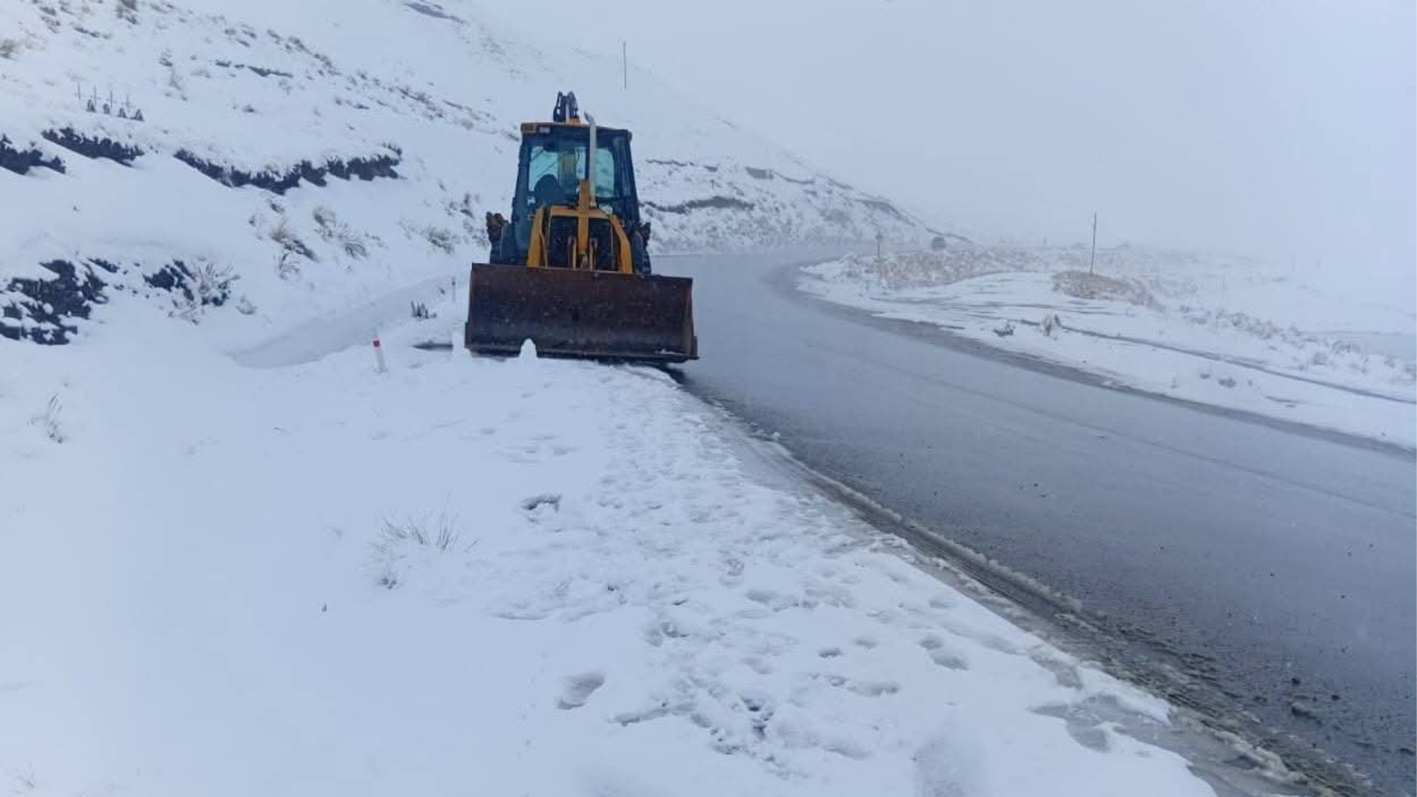 Cortes esporádicos en la Cumbre por nevada: Policía y ABC monitorean la vía a los Yungas Diseno sin titulo 2026 08 24T144543.002
