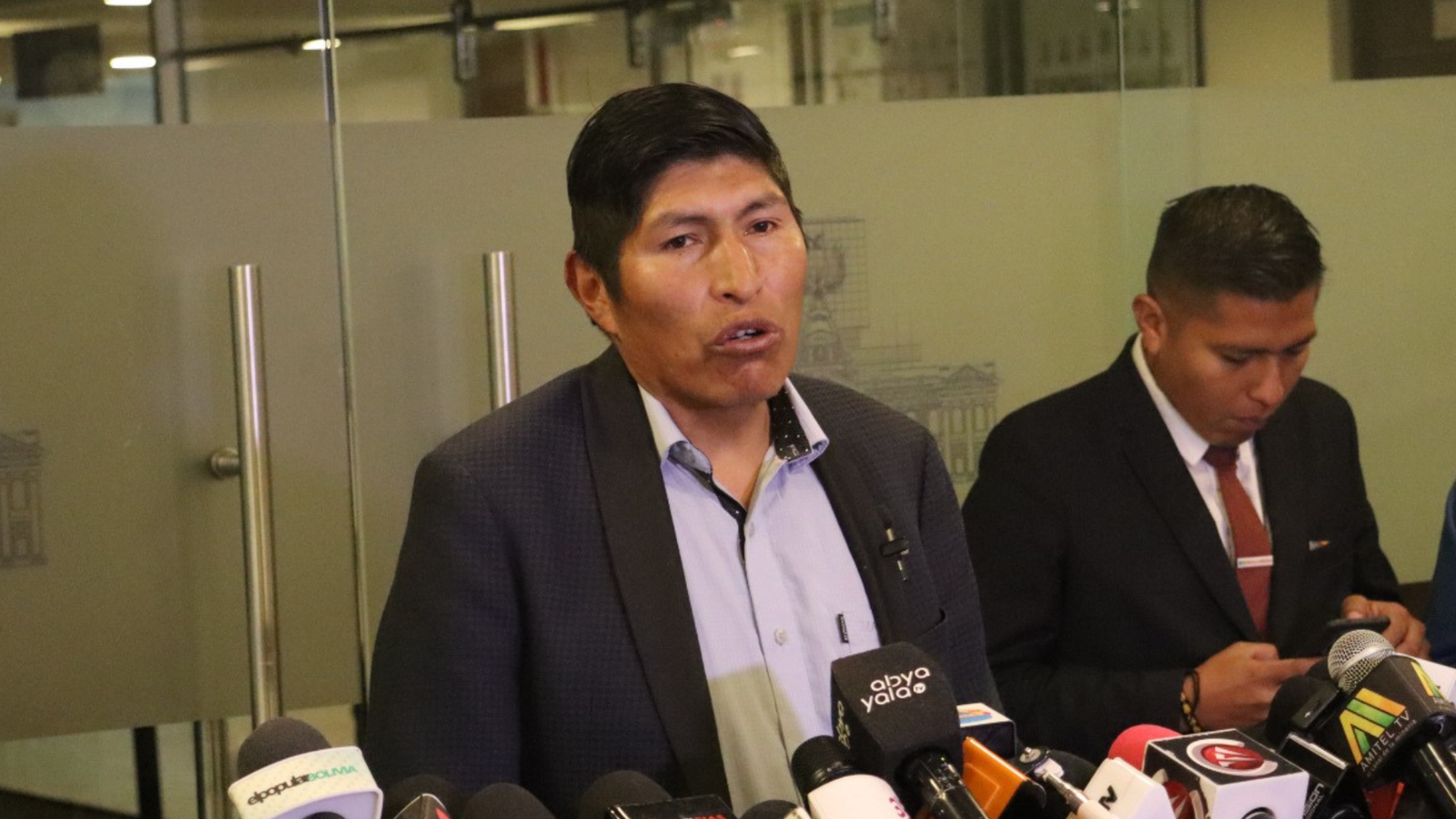Diputado Fernández ve trasfondo político en los bloqueos y apela al diálogo con las provincias de La Paz Diseno sin titulo 26 3