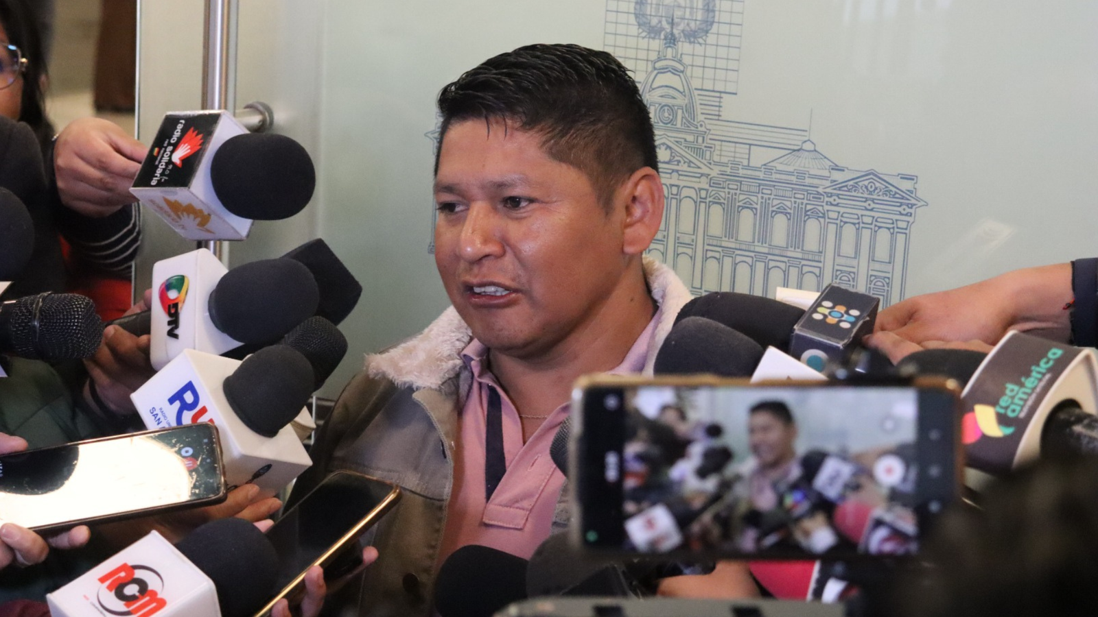 Diputado Lluta buscará convencer a Tuto Quiroga para respaldar ley de nacionalización de vehículos indocumentados Diseno sin titulo 27 3