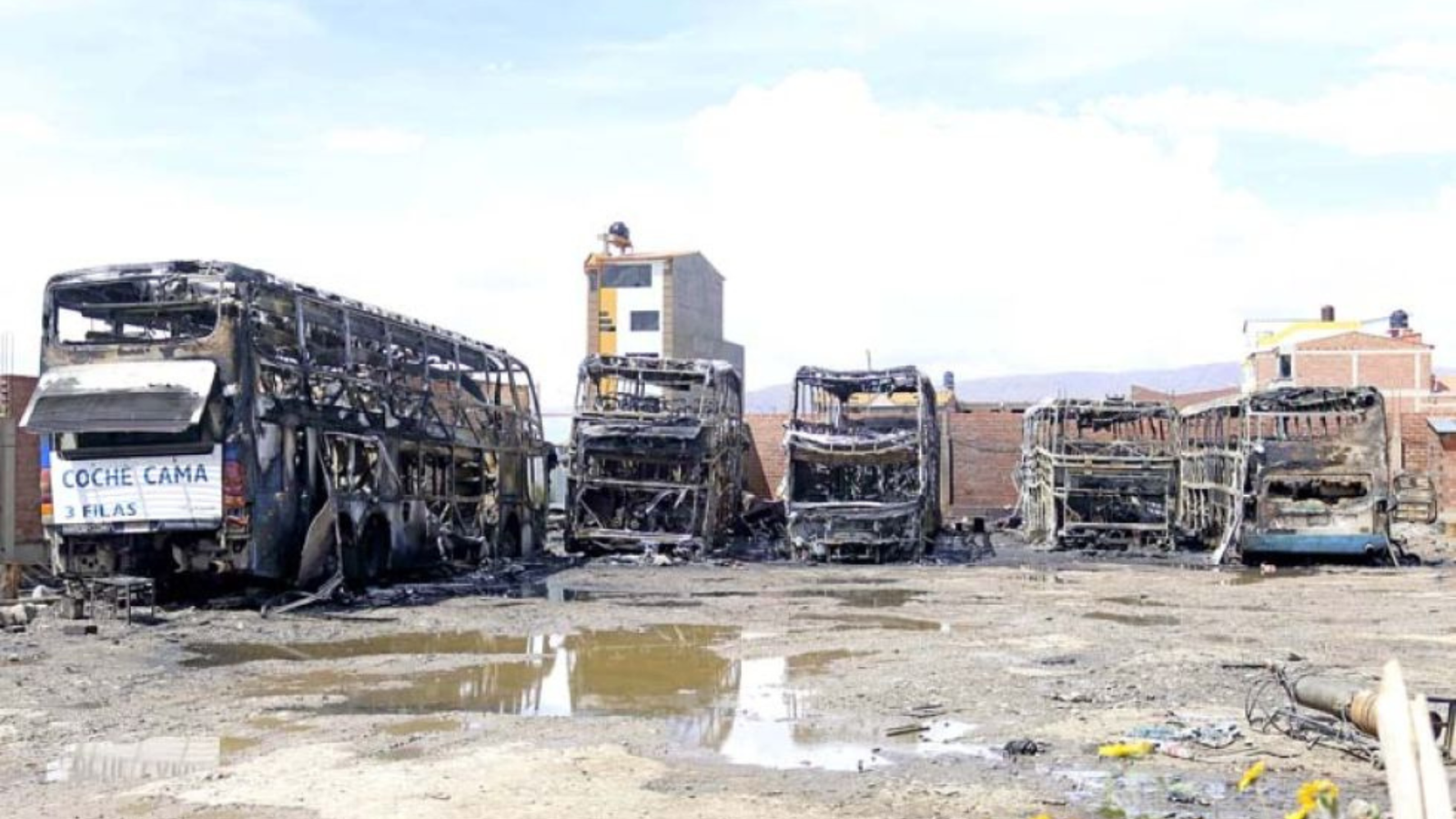 Cinco buses calcinados en Oruro: chispa de coldadura sería la causa del incendio Diseno sin titulo 34