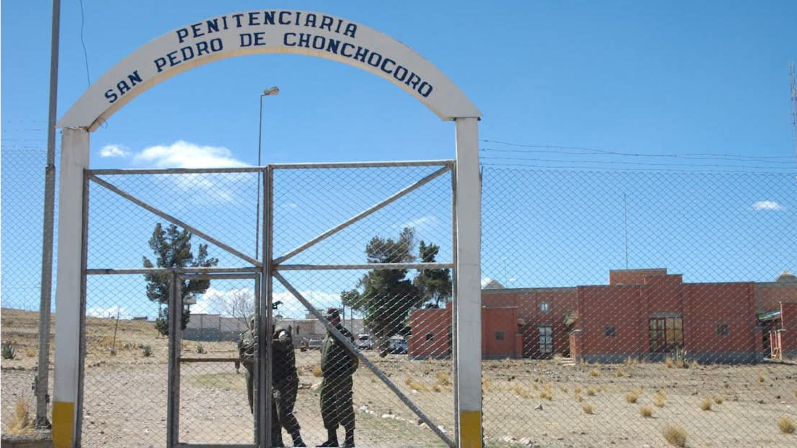 Seis policías son investigados tras tiroteo que dejó un reo muerto en Chonchocoro Diseno sin titulo 50 1