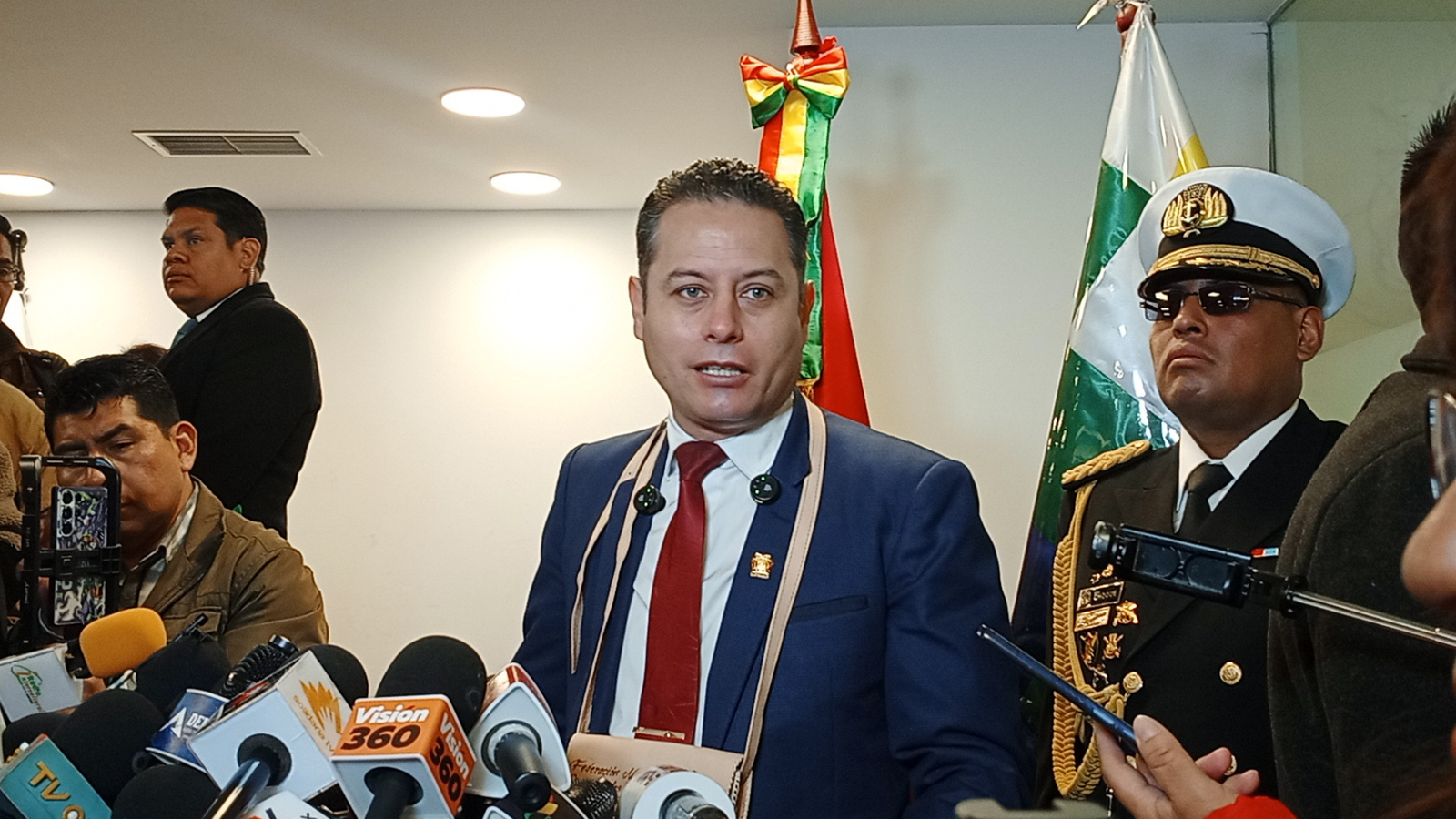 Vicepresidente Lara denuncia impunidad para Akly en caso “gasolina basura” y alerta sobre celdas VIP en la FELCC Diseno sin titulo 89