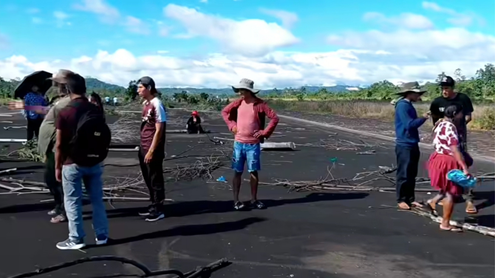 Cocaleros toman el aeropuerto de Chimoré y advierten con una sublevación si detienen a Evo Morales Diseno sin titulo 20260516 130730 0000