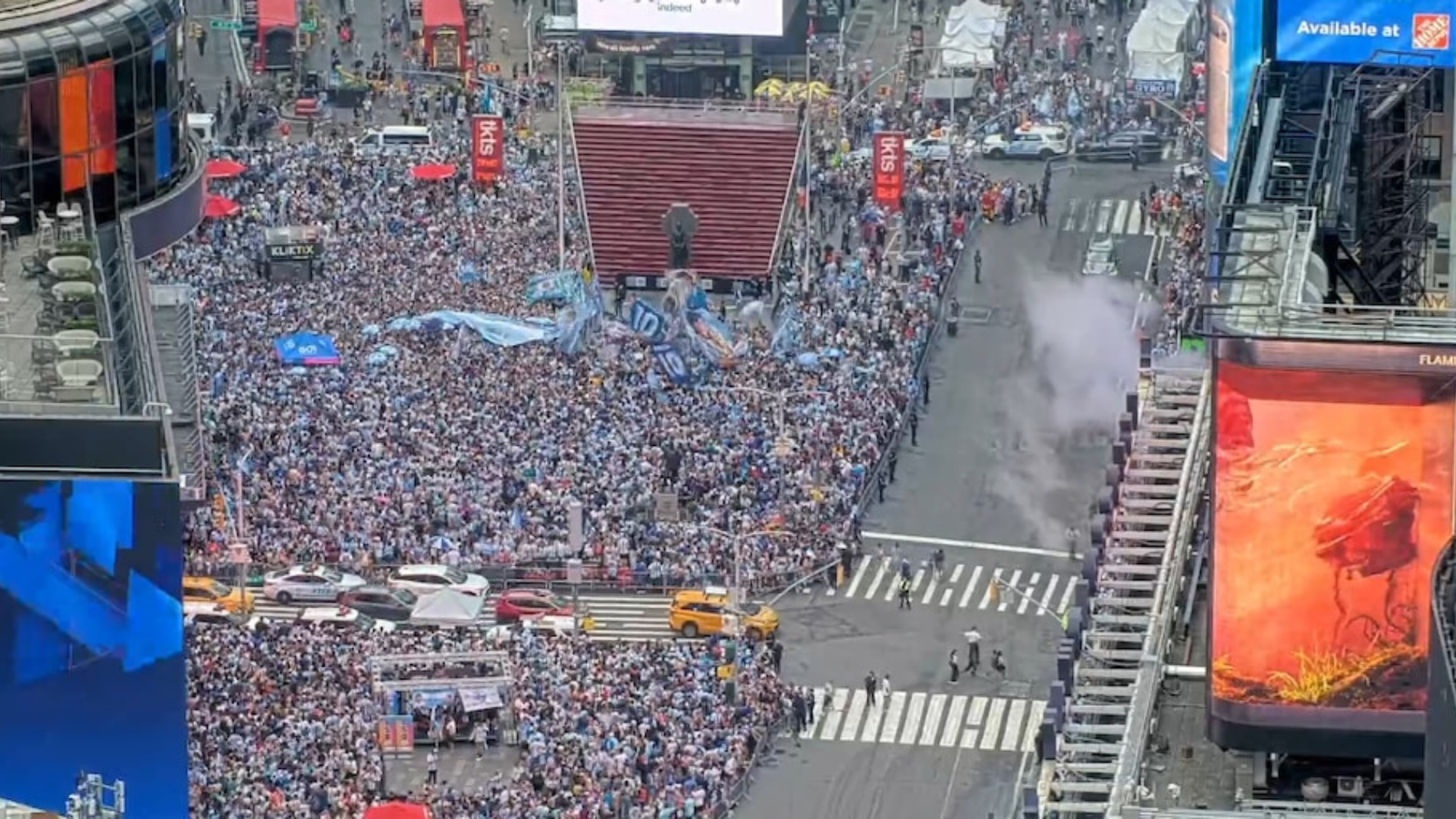 Miles de hinchas argentinos coparon Nueva York en el banderazo previo a la final del Mundial 2026 Diseno sin titulo 20260718 205324 0000