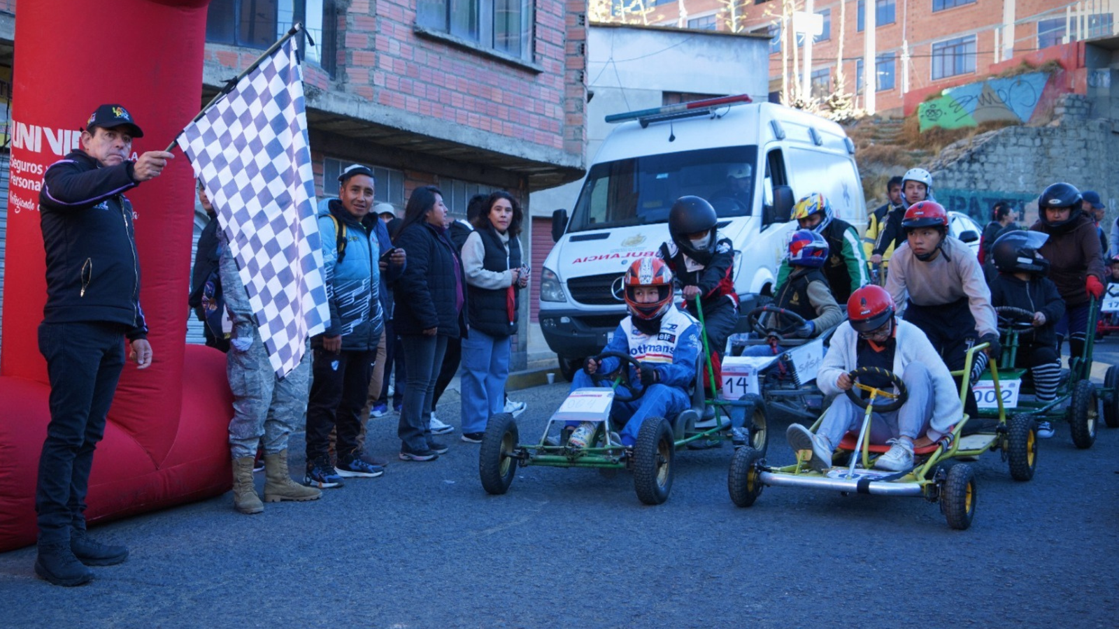 La Paz revive su tradición: regresa la Carrera de Cochesitos sin Motor con familias a las fiestas julias Diseno sin titulo 20260719 201503 0000