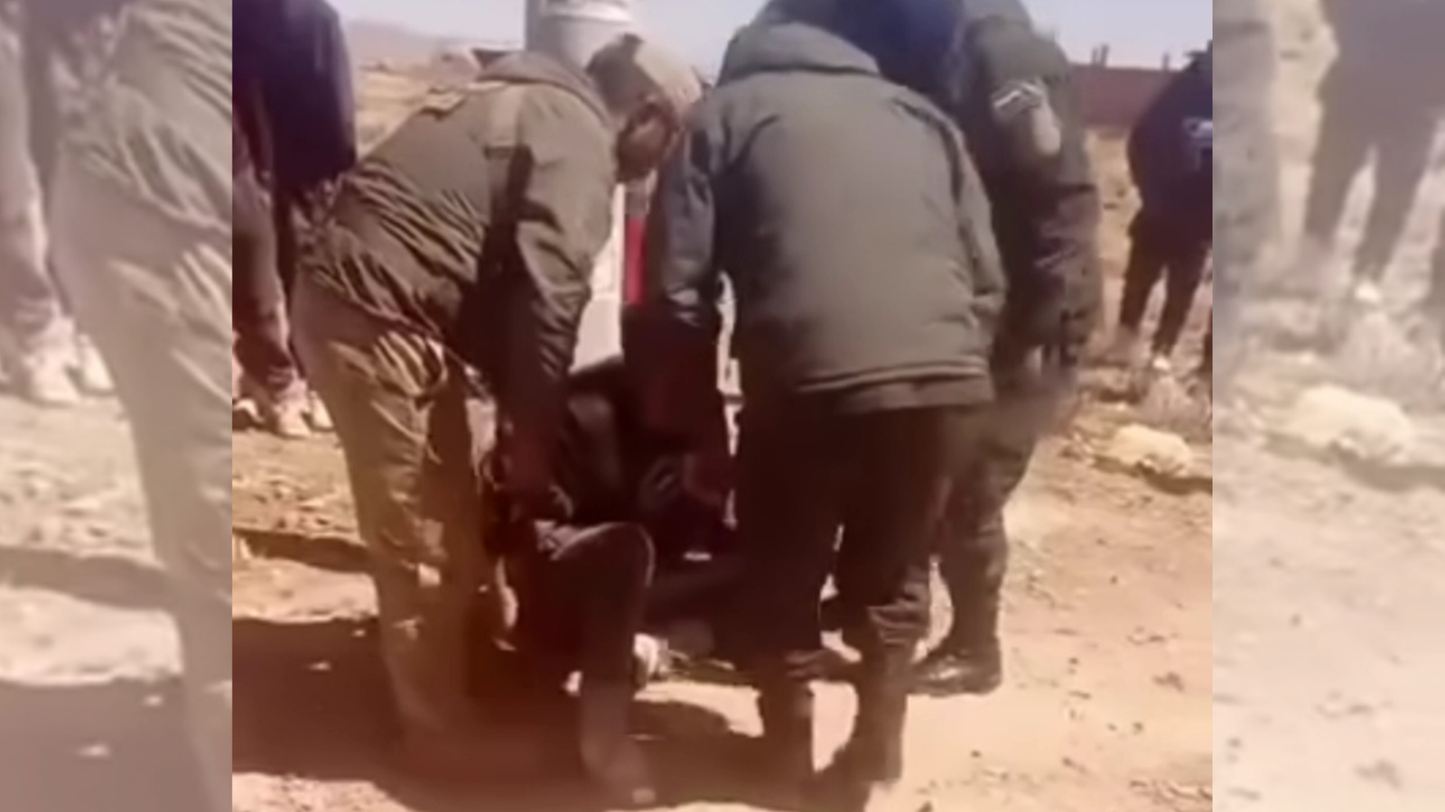 Vecinos de Cruce Ventilla ataron a un hombre a un poste tras denuncia de un presunto intento de secuestro de una niña en El Alto El hombre fue encontrado atado a un poste de luz por los propios vecinos, foto: captura de Video.