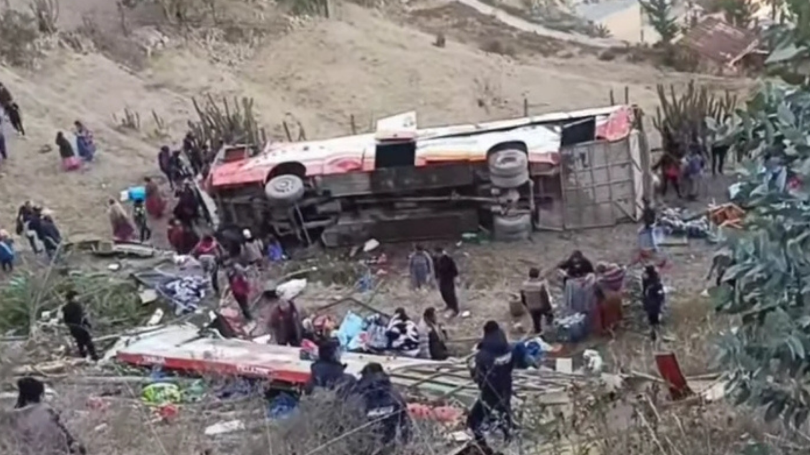 Bus se vuelca y embarranca en la carretera La Paz – Charazani; reportan fallecidos y varios heridos Diseno sin titulo 20260829 085935 0000