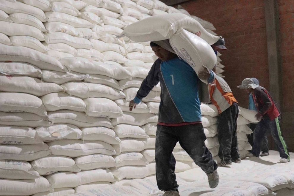 Aprehenden a exejecutiva de Emapa por presuntas irregularidades en entrega de harina subvencionada Emapa entrega harina 990x660 1