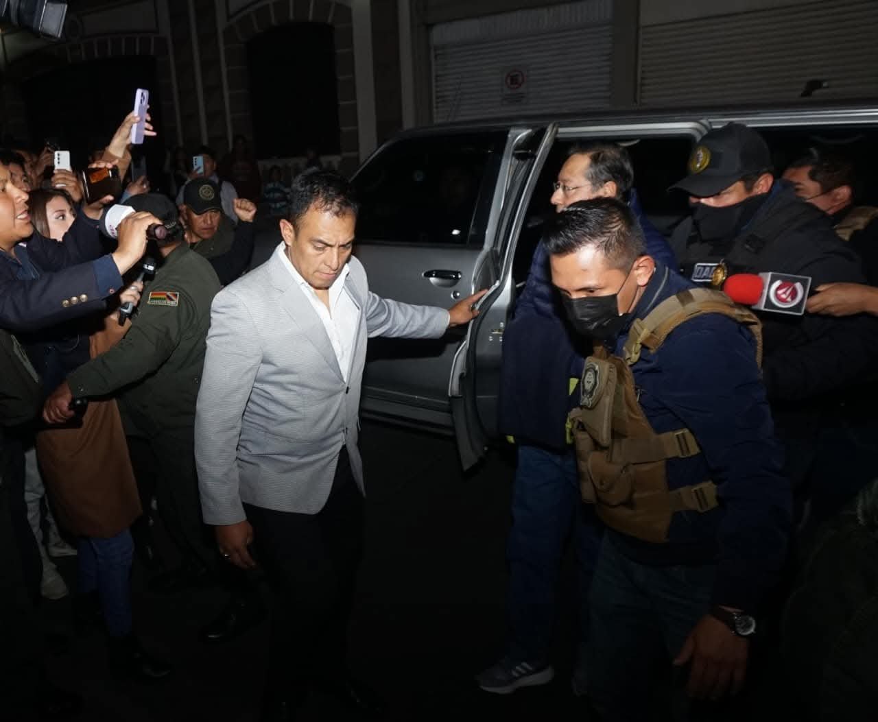 «No nos hemos ido, somos inocentes» dice Luis Arce antes de ingresar a la cárcel de San Pedro FB IMG 1765586652973