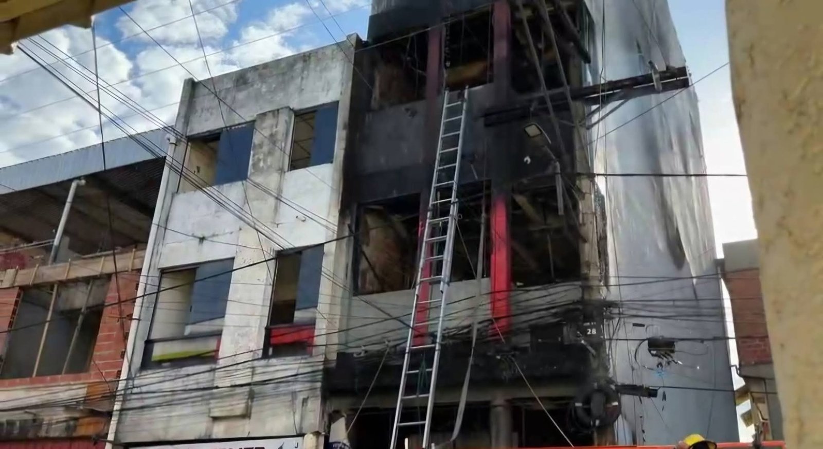 Santa Cruz: Incendio de gran magnitud consume un edificio de 5 pisos en Yapacaní FB IMG 1771680950757