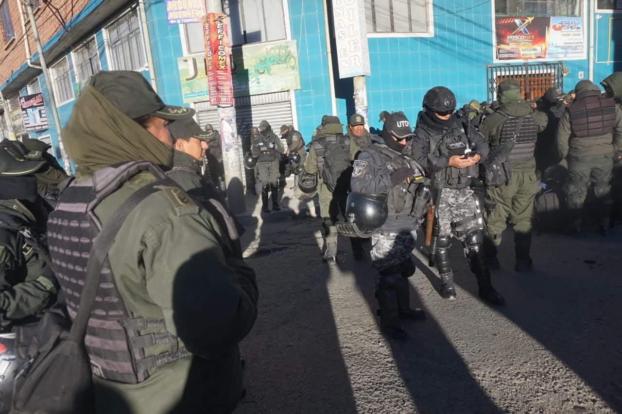 Policía se moviliza en El Alto para iniciar operativos de desbloqueo tras la declaratoria de estado de excepción FB IMG 1781963223488
