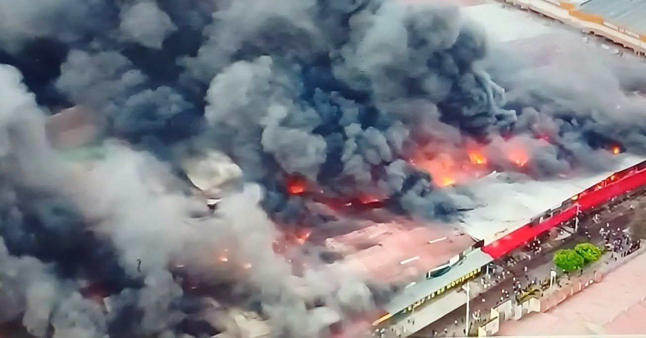 Santa Cruz: voraz incendio arrasa varias casetas en la feria Barrio Lindo y desata desesperación entre comerciantes FB IMG 1786016309869