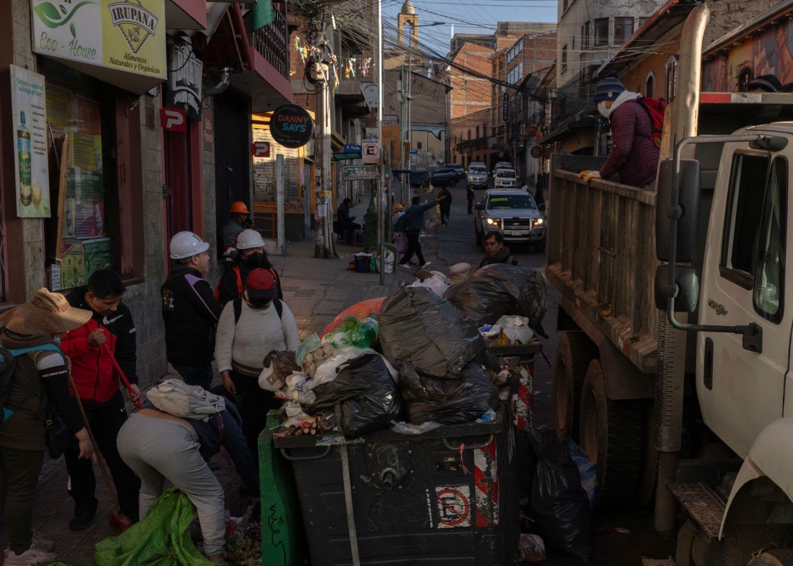 Alcaldía de La Paz activa operativo de emergencia con 4.000 funcionarios para retirar basura acumulada FB IMG 1787439971212