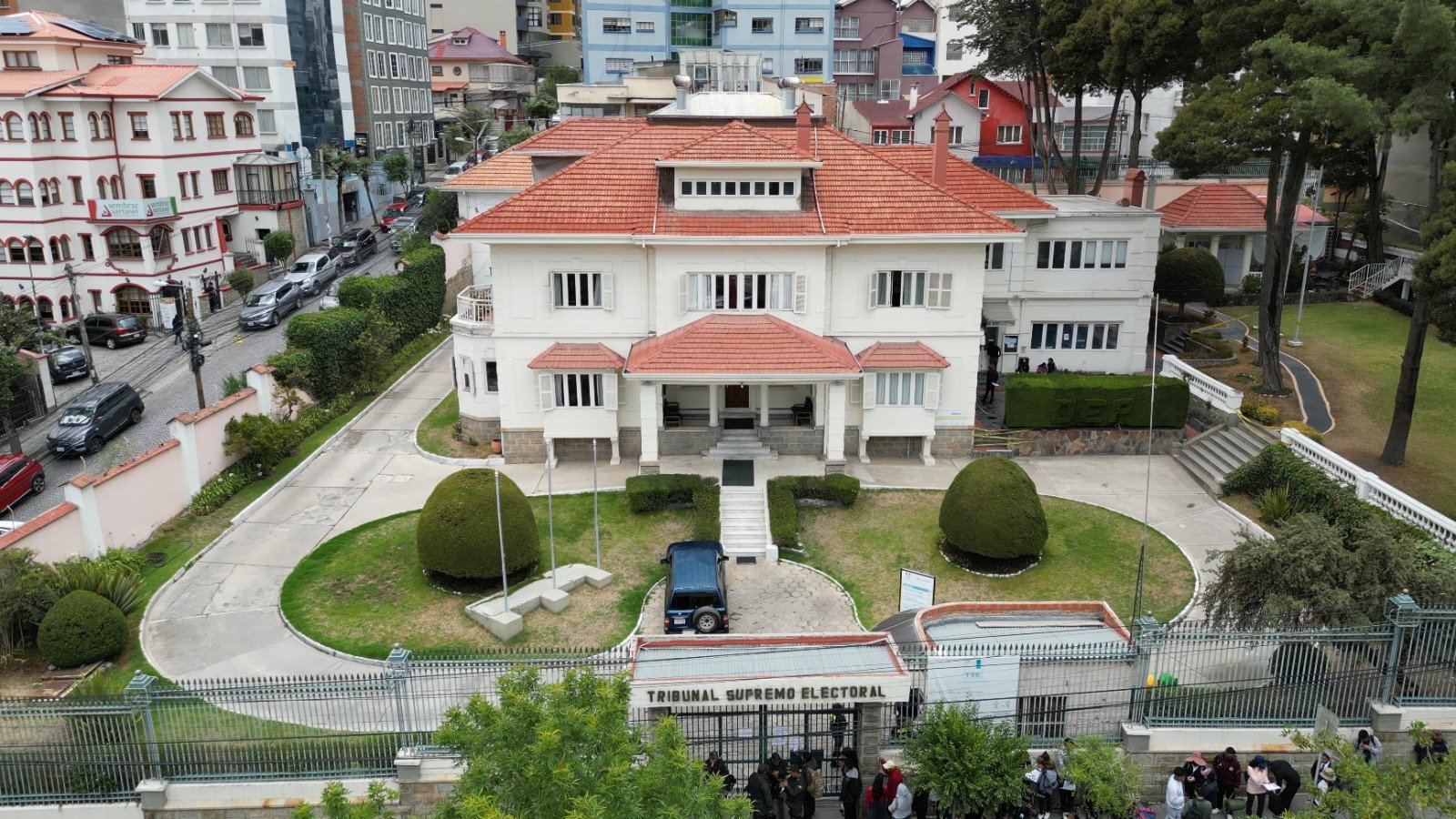 Referéndum: Gobierno estima que este lunes entregará al TSE los ajustes de las preguntas Fachada TSE 1