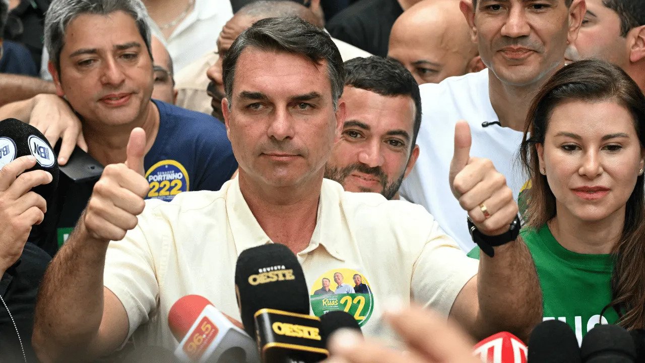Con el 100% escrutado, Flávio Bolsonaro logra el 47,03% de los votos y Lula, el 45,16% Flavio Bolsonaro voto en Rio de Janeiro y prometio liberar al pueblo brasileno