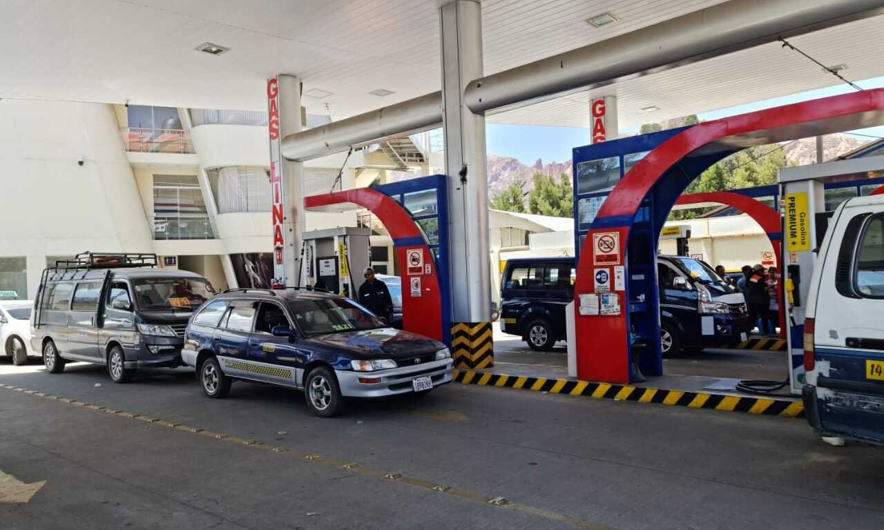 YPFB dice que cuenta con 65 millones de litros de combustible para enfrentar desabastecimiento GASO FOTO 1