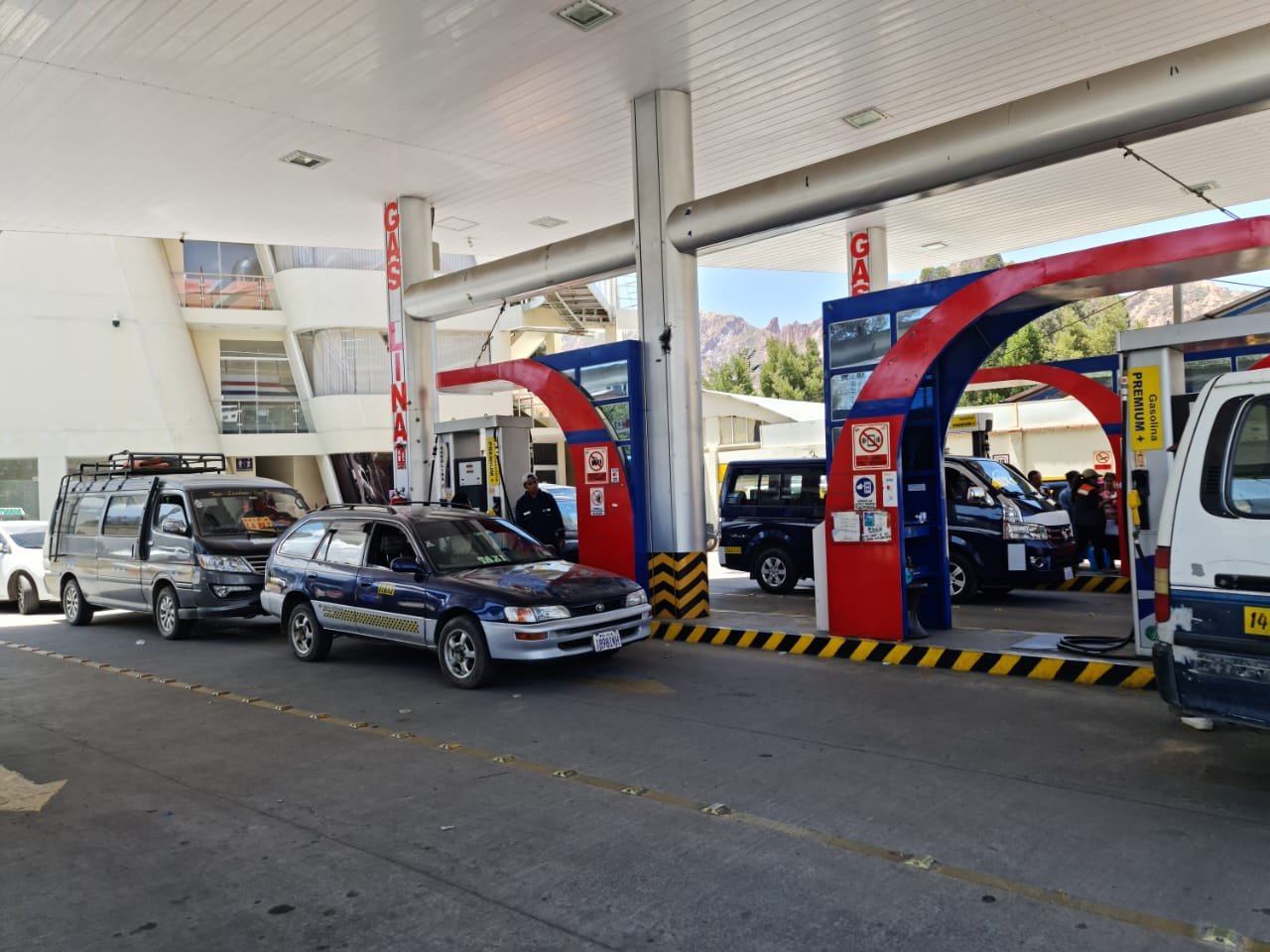Crisis por combustibles golpea a La Paz y pone en alerta a transportistas y familias GASO FOTO