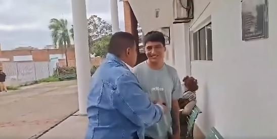 TikToker Guvi forcejea con periodista que le consultó por proceso judicial que enfrenta Guvi