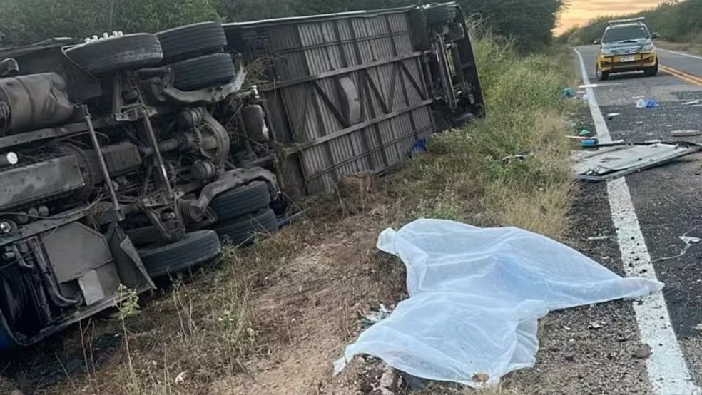Al menos siete muertos deja el accidente del autobús de un equipo de baloncesto en Brasil HK3ADU4WYAAmUaz