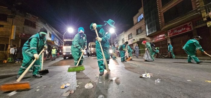 Más de 24 toneladas de basura fueron recogidas tras la entrada del Gran Poder IMG 20250615 WA0000 696x325 1