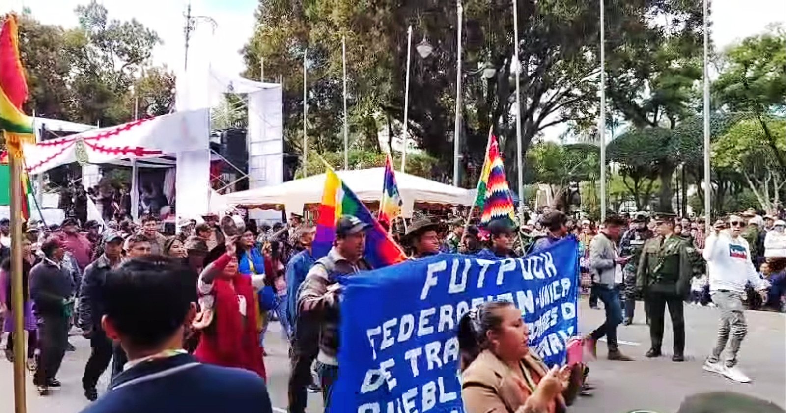 El desfile en Sucre fue interrumpido por una movilización contra el alza de precios de la canasta familiar IMG 20250525 200015