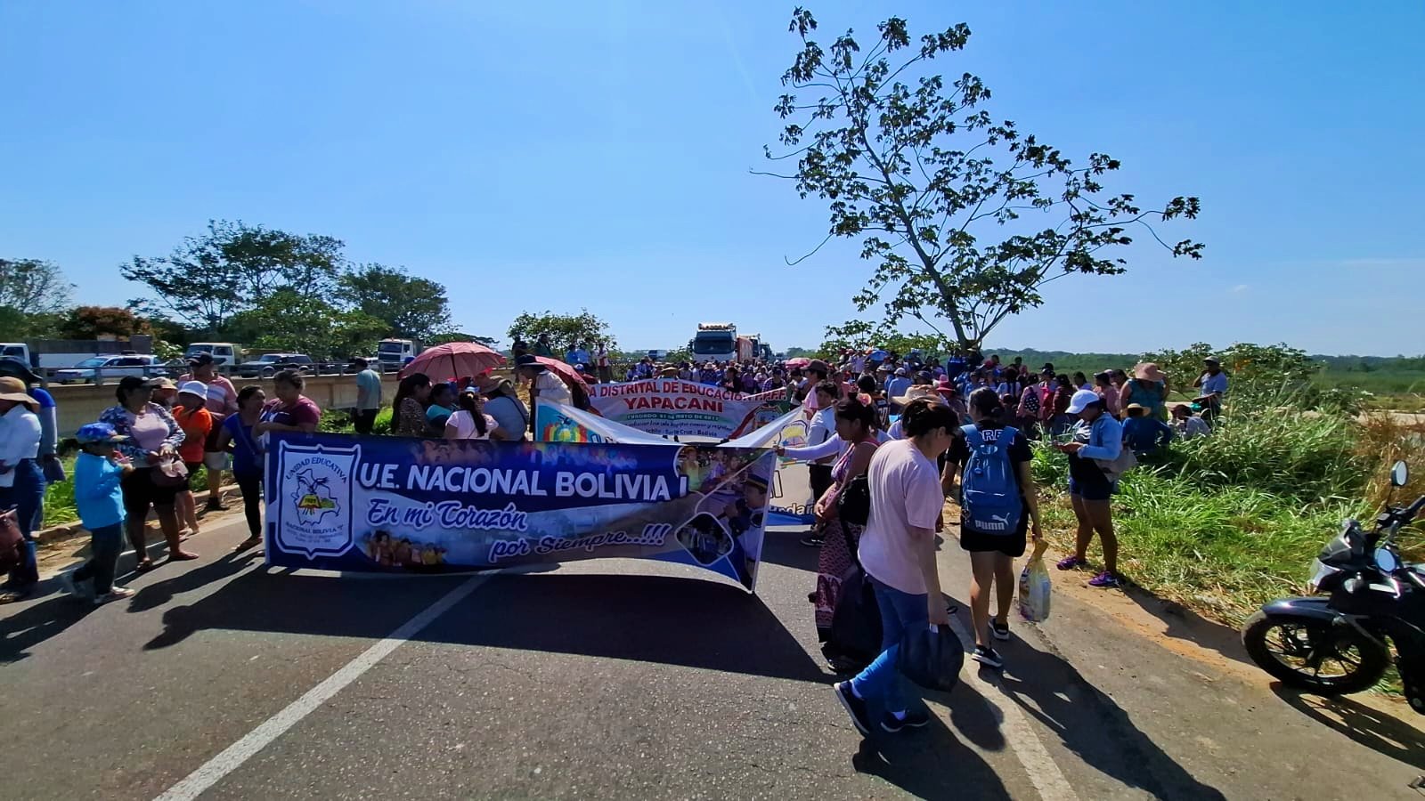 Santa Cruz: Padres de familia anuncian bloqueo indefinido por incumplimiento en el pago del desayuno escolar IMG 20250819 125825
