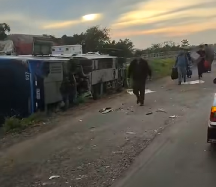 Bus vuelca en carretera Cochabamba-Santa Cruz y deja varios heridos IMG 20260711 110628
