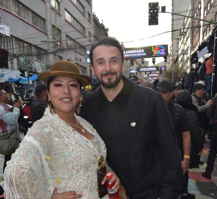 Gobernador de Santa Cruz participó en el Gran Poder y prometió bailar caporal el próximo año IMG 20260802 120238