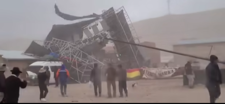 Fuertes vientos derriban un escenario durante una feria en Turco, Oruro IMG 20260823 203550