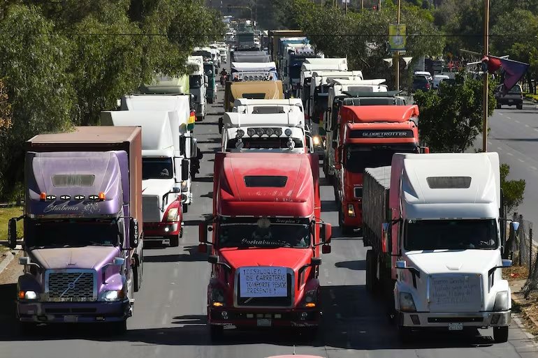 Miles de transportistas atrapados en los bloqueos de vías claman por auxilio en Bolivia IP5EA4KP7RAR5L6NIUEIMJSG54
