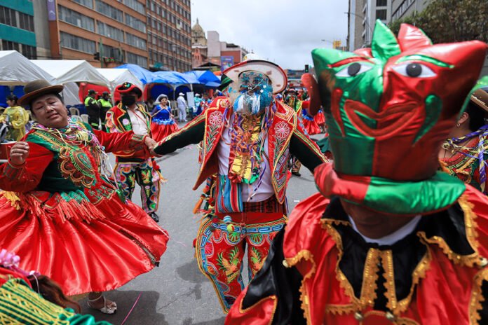Alcaldía de La Paz limita a cuatro horas el consumo de alcohol en el Jisk’a Anata Jiska Anata 696x464 1