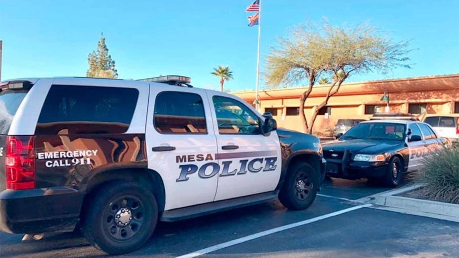 Video: Un agente de policía salva a una mujer atrapada en un auto en llamas en EEUU Mesa Police copia