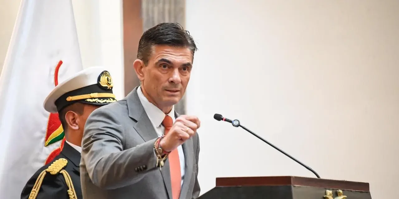 Paz asegura que el Gobierno verifica la calidad del combustible antes de llegar a los surtidores PRESIDEN PAZ e1772154519373