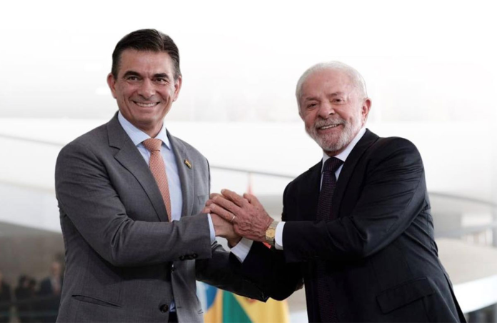 Bolivia y Brasil firman acuerdos estratégicos para impulsar la integración regional Paz y Lula 696x452 1