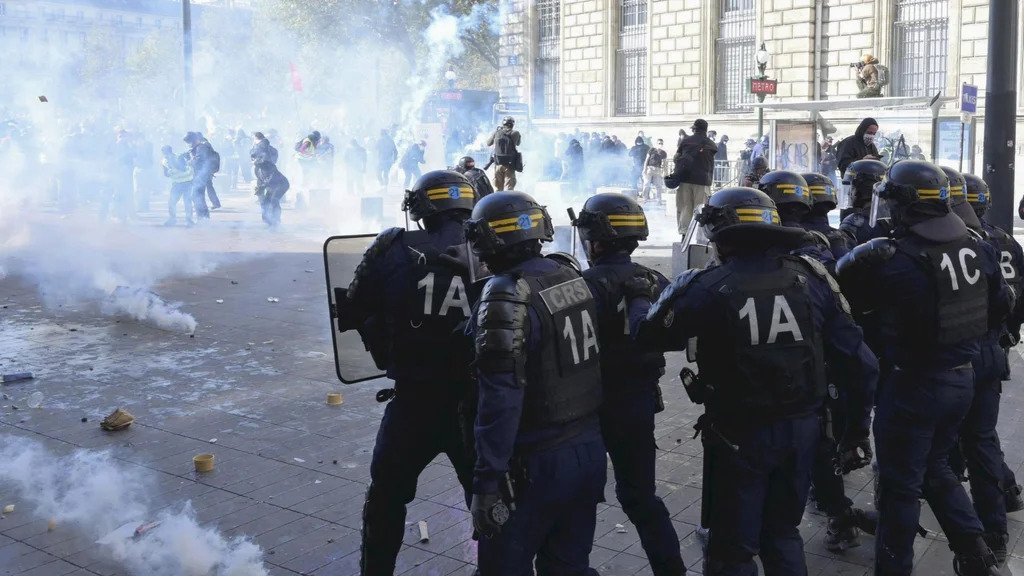 Gobierno de Francia movilizará a 70.000 policías ante las llamadas a saqueos este sábado Protestas en Francia AFP