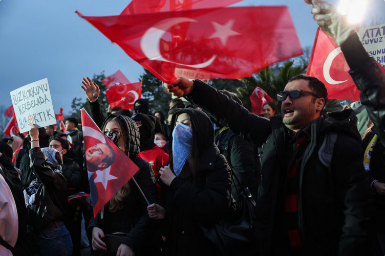 Turquía: Más de 1.100 detenidos por protestar contra la detención del líder opositor Ekrem İmamoğlu Screenshot 2025 03 25 at 10 34 37 Mas de 1.100 personas han sido detenidas en Turquia por manifestar contra el arresto del opositor Ekrem Imamoglu Infobae