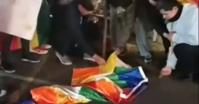 Paz condena la quema de la whipala y pide respeto a los símbolos patrios Sm6fcp3h