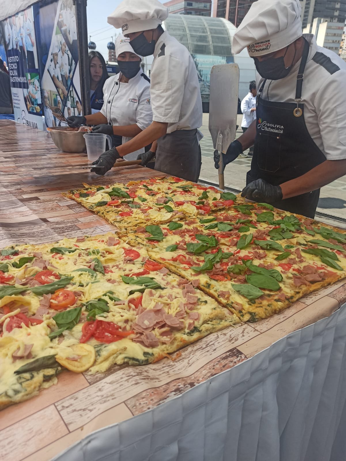 Asociación de Avicultores celebran el «Día Mundial del Huevo» con la pizza de huevo más grande WhatsApp Image 2023 10 13 at 10.52.50