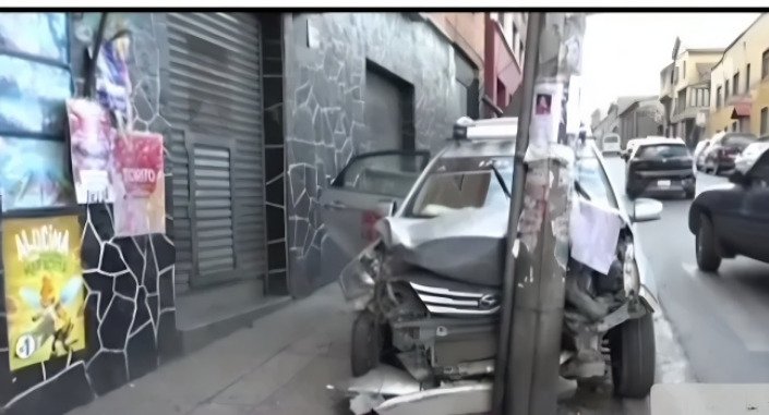 La Paz: Un vehículo de transporte público choca contra dos postes en la avenida Armentia WhatsApp Image 2025 02 05 at 10.07.51